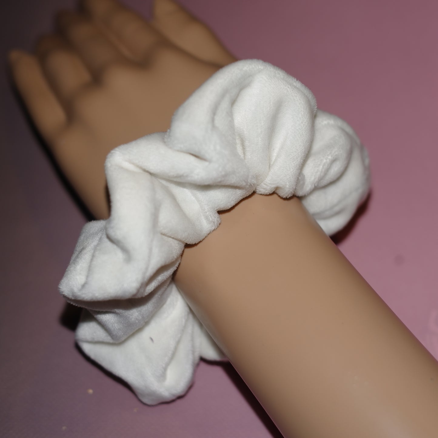 Scrunchie "Velvet Elegance" Weiß