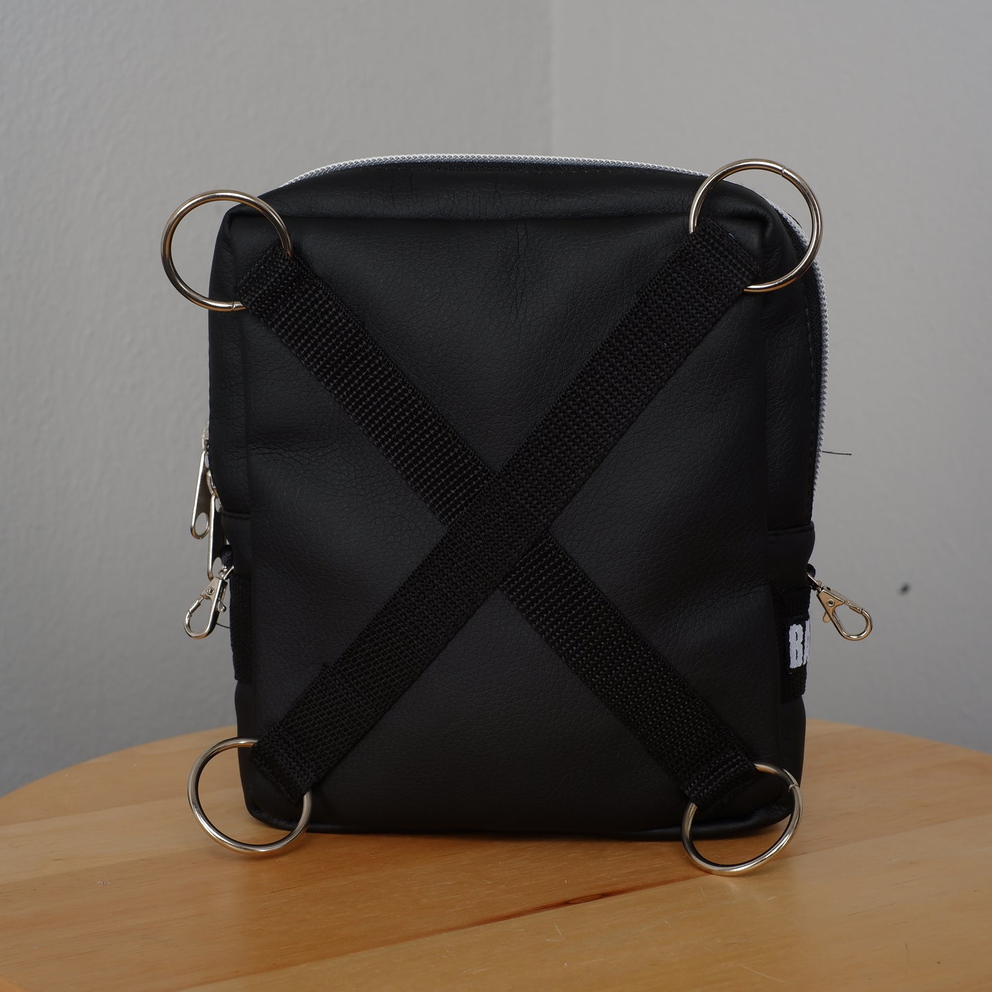 Limitierte Pure Black Moshpack / Die multifunktionale Festival- & Alltagstasche