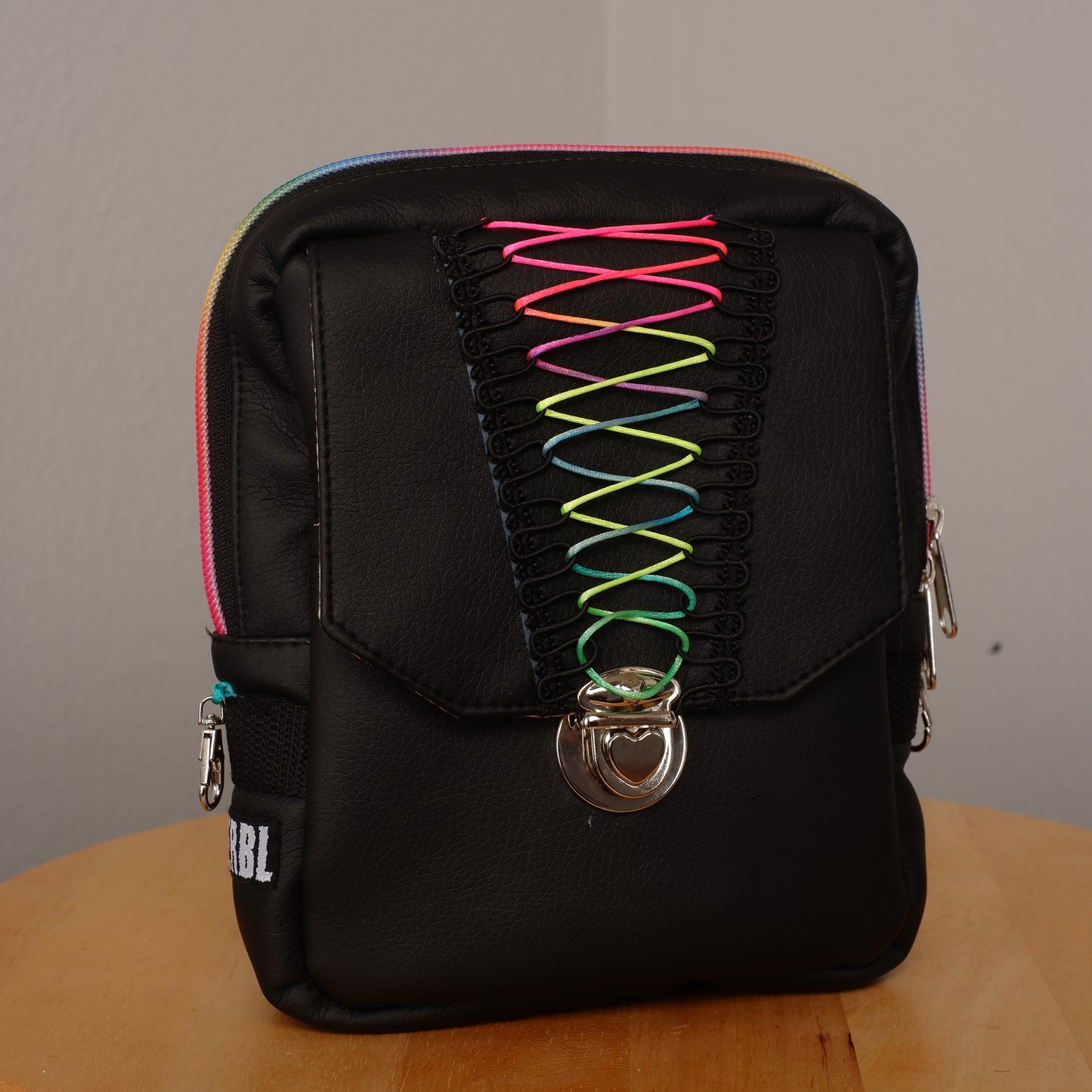 B-Ware Regenbogen Moshpack / Die multifunktionale Festival- & Alltagstasche