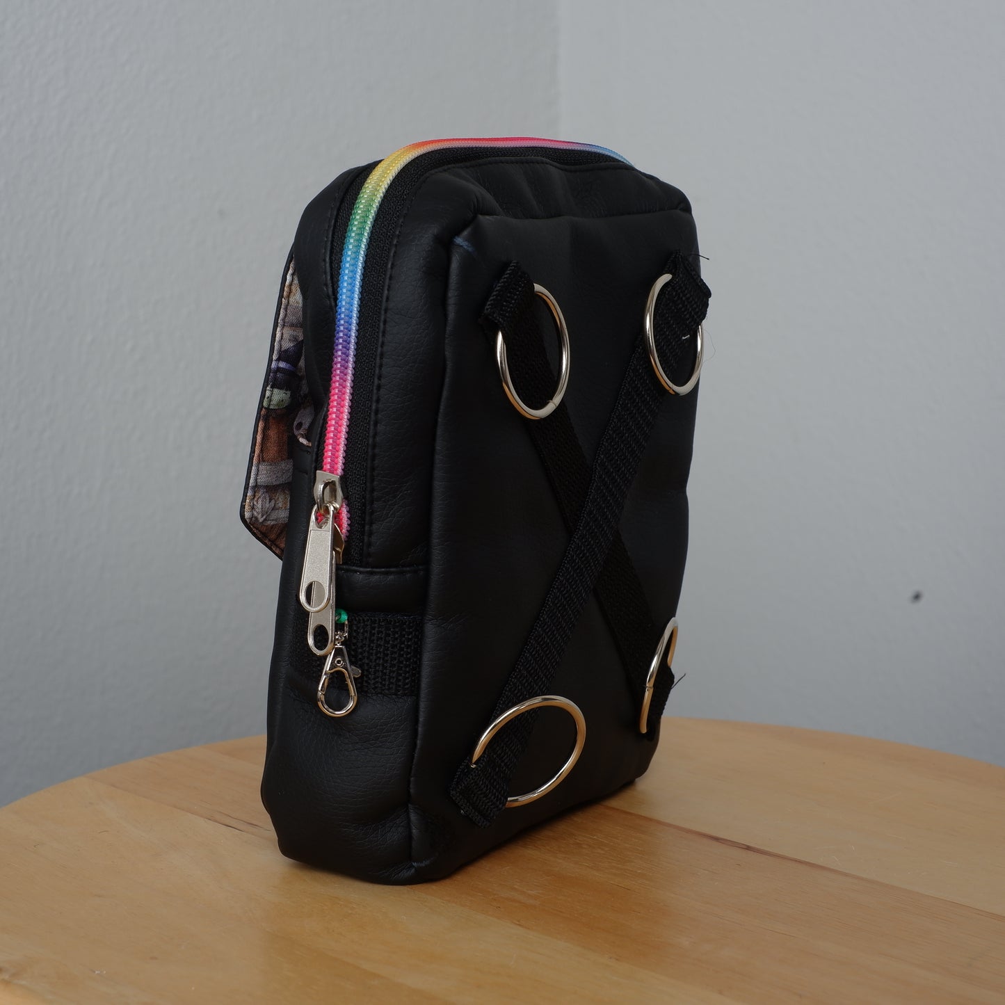 B-Ware Regenbogen Moshpack / Die multifunktionale Festival- & Alltagstasche