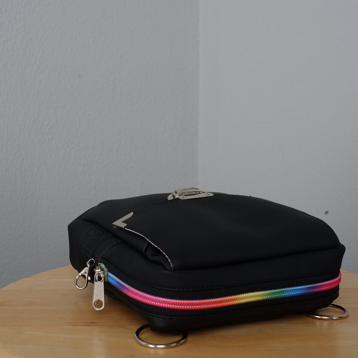 Limitierte Regenbogen Moshpack / Die multifunktionale Festival- & Alltagstasche