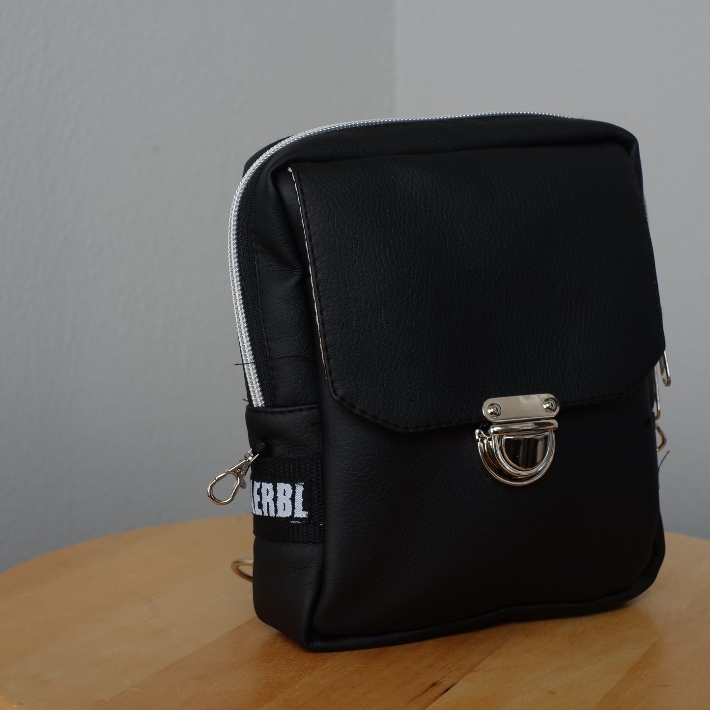 Limitierte Pure Black Moshpack / Die multifunktionale Festival- & Alltagstasche
