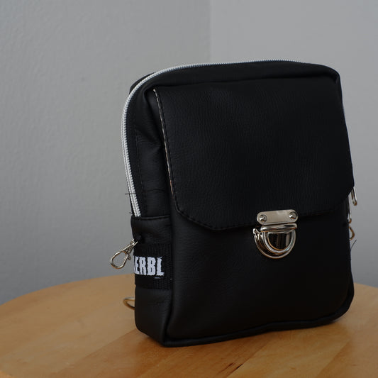 Limitierte Pure Black Moshpack / Die multifunktionale Festival- & Alltagstasche