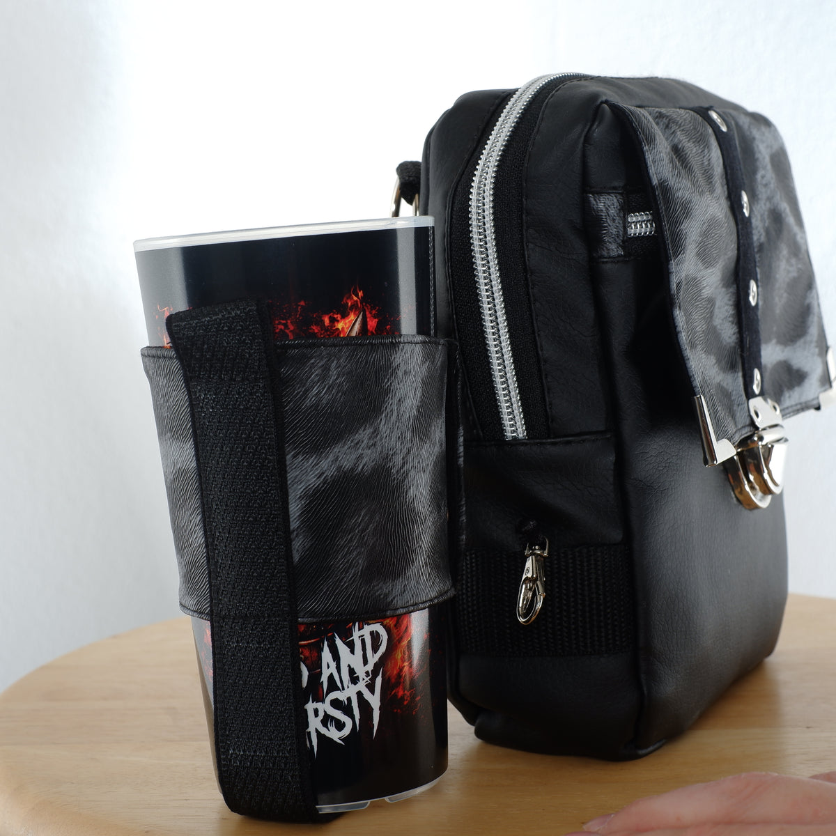 Verstellbarer Becherhalter mit Karabinern / Für Moshpack, Rucksäcke & Taschen / 2nd Edition