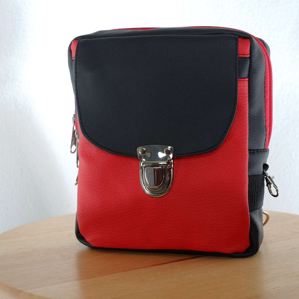 Red Moshpack / Die multifunktionale Festival- & Alltagstasche